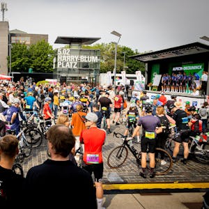 Tausende Radsportler tummelten sich im Rheinauhafen.