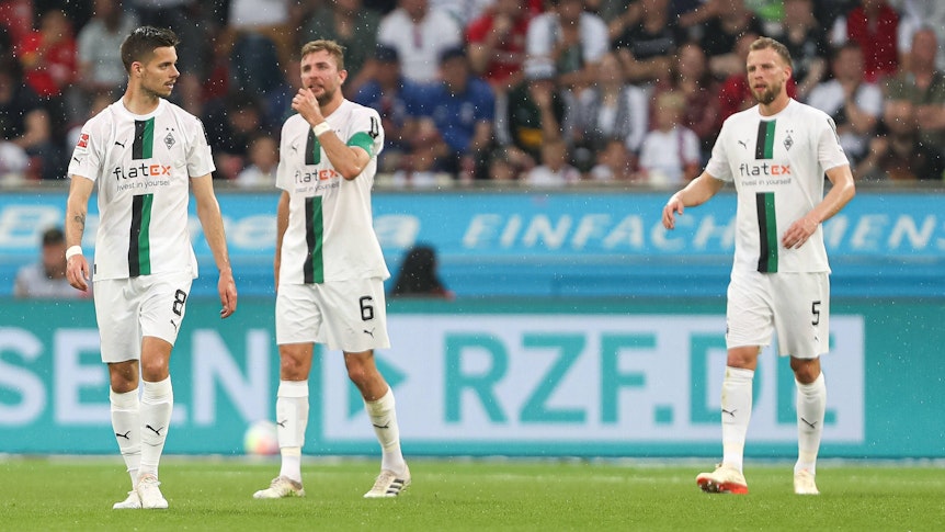 Borussia Mönchengladbach hat am Sonntag (21. Mai 2023) 2:2 bei Bayer Leverkusen gespielt. Das Foto zeigt Julian Weigl (l.), Christoph Kramer (Mitte) und Marvin Friedrich (r.).