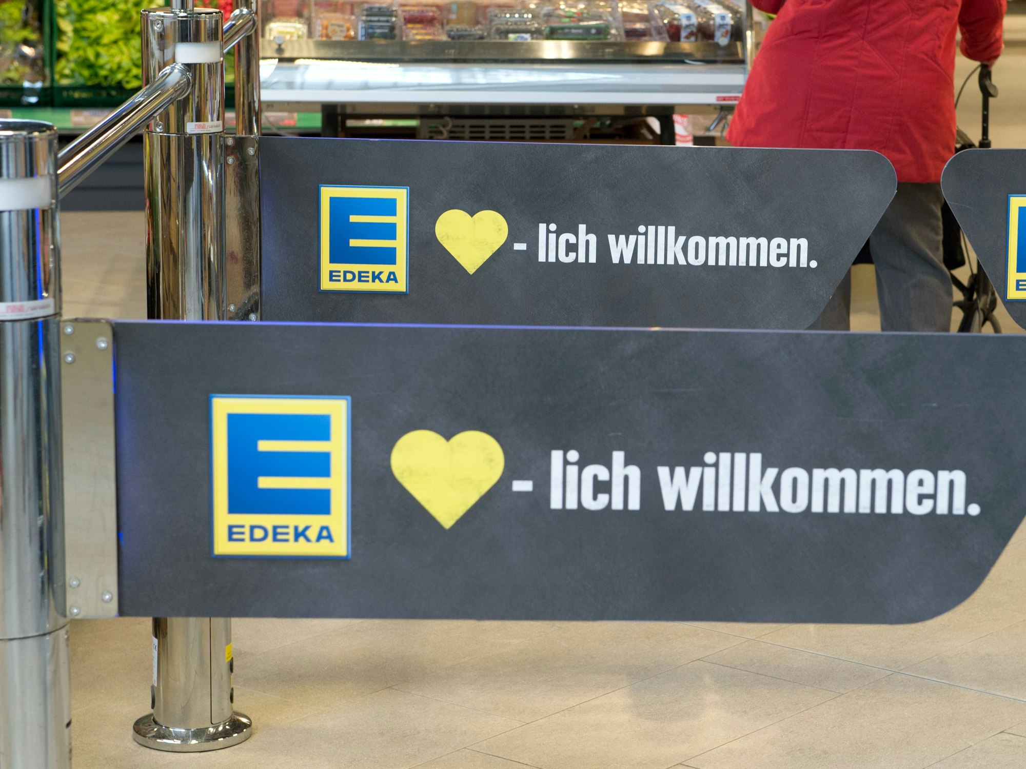 „Herzlich willkommen“ steht am Eingang einer Edeka-Filiale in Berlin.