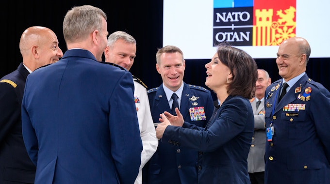 Außenministerin Annalena Baerbock (Grüne) unterhält sich beim Nato-Gipfel im Juni 2022 in Madrid mit den ranghöchsten Nato-Generälen