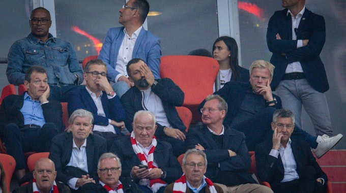 Hasan Salihamidzic und Oliver Kahn leiden mit dem FC Bayern München auf der Tribüne.