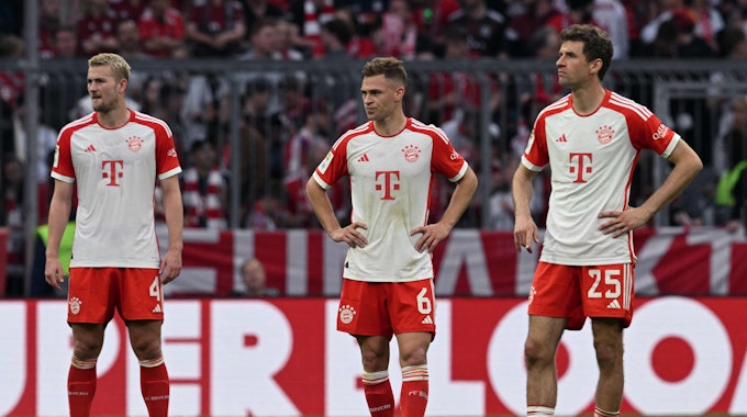Matthijs de Ligt, Joshua Kimmich und Thomas Müller mit langen Gesichtern nach der Niederlage des FC Bayern.