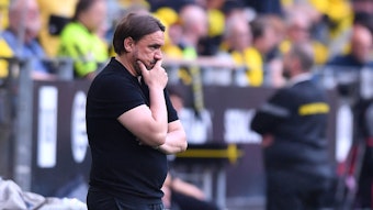 Daniel Farke, Trainer von Borussia Mönchengladbach, am 13. Mai 2023 beim Auswärtsspiel in Dortmund mit nachdenklicher Miene.