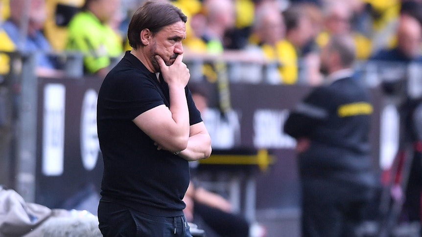 Daniel Farke, Trainer von Borussia Mönchengladbach, am 13. Mai 2023 beim Auswärtsspiel in Dortmund mit nachdenklicher Miene.
