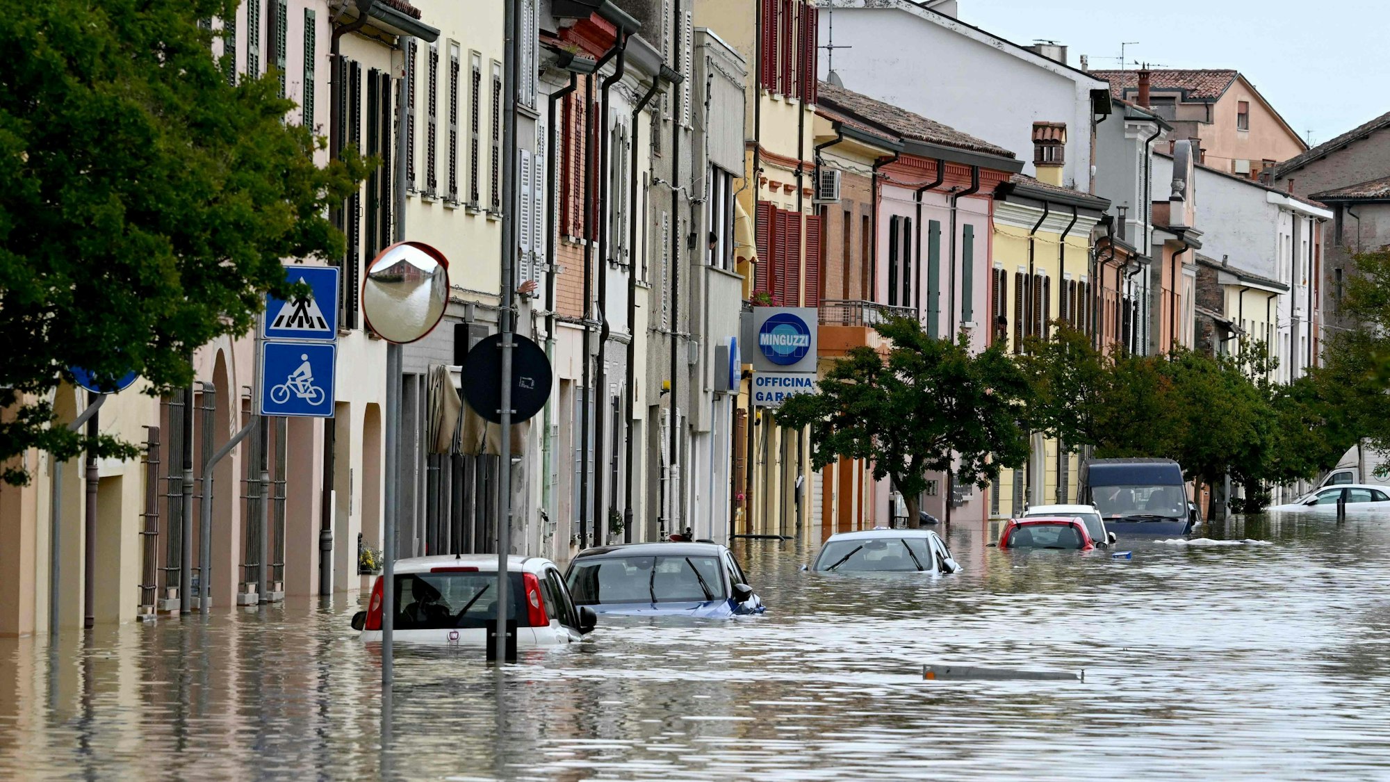 Autos und Häuser stehen unter Wasser in Lugo in der Region Emilia Romagna.