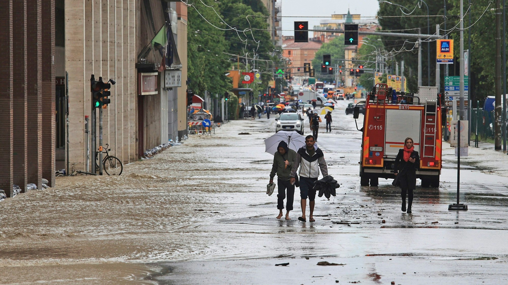 Eine überflutete Straße in Bologna am 17. Mai