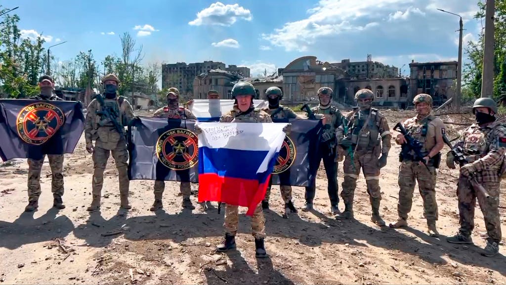 Auf diesem vom Prigozhin-Pressedienst via AP veröffentlichten Foto spricht Jewgeni Prigoschin (Mitte), der Chef des Militärunternehmens Wagner Group, mit einer russischen Nationalfahne in der Hand vor seinen Soldaten.
