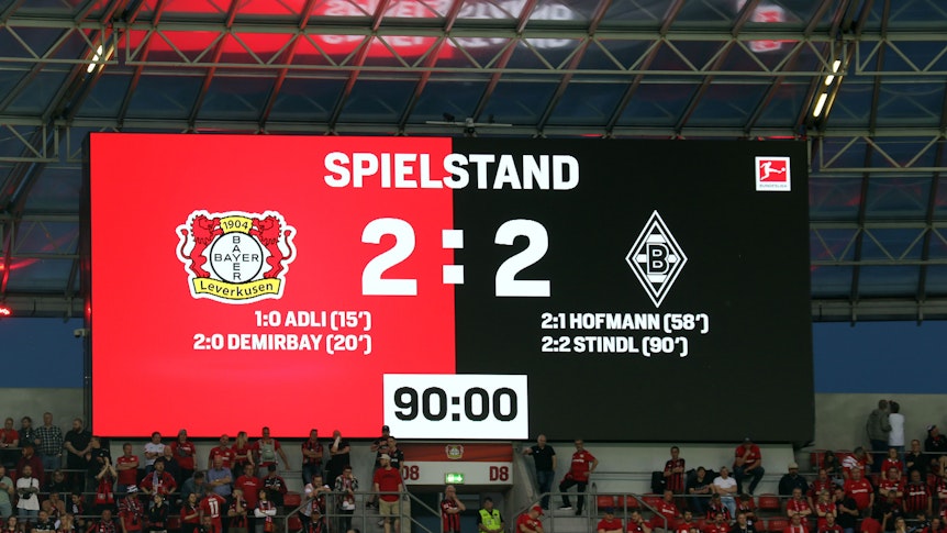 Die Anzeigetafel in der BayArena zeigt das Endergebnis zwischen Bayer 04 Leverkusen und Borussia Mönchengladbach am Sonntag (21. Mai 2023) am 33. Bundesliga-Spieltag.