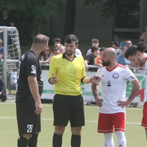 Viel Gesprächsbedarf: Der Referee hatte beim Topspiel in Niederkassel alle Hände voll zu tun.