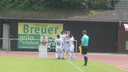 Die Spieler des Siegburger SV 04 jubeln.