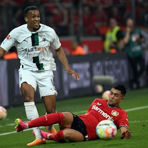 Leverkusens Nadiem Amiri (r) und Mönchengladbachs Alassane Plea kämpfen um den Ball.