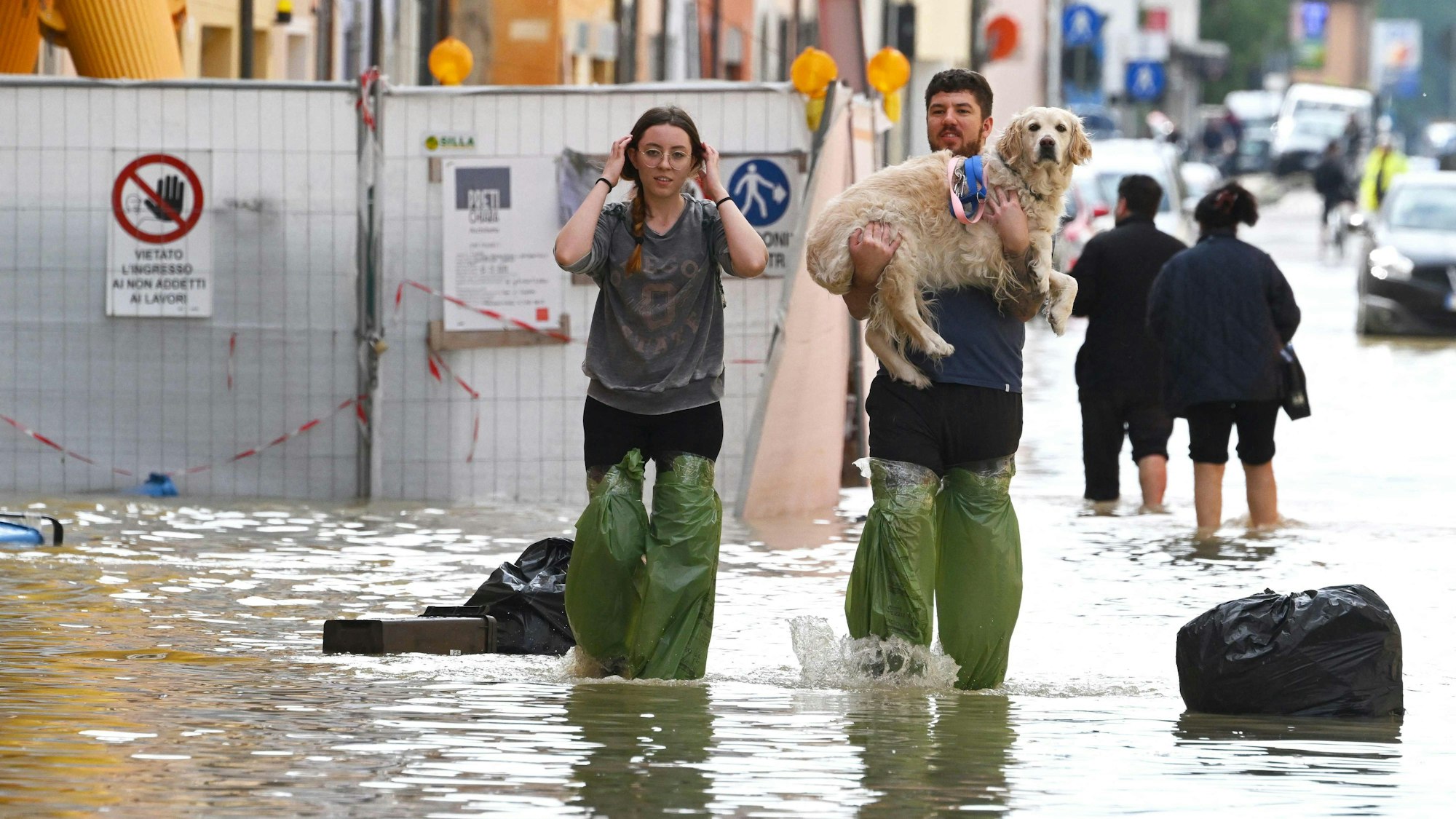 Einwohner von Lugo retten ihren Hund aus den Fluten