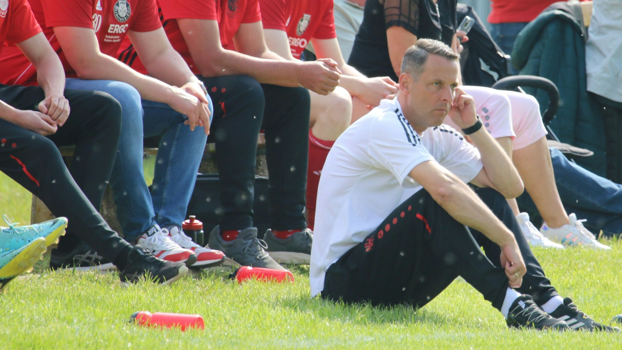 Mechernichs Trainer Nico Hohn schaut sich das Spiel gegen Sötenich genau an.