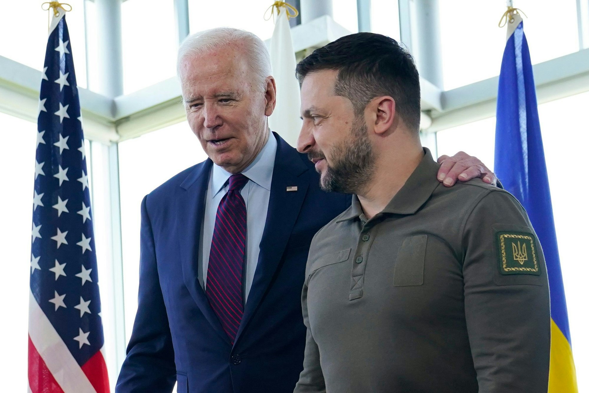 Der ukrainische Präsident Wolodymyr Selenskyj (r.) gemeinsam mit US-Präsident Joe Biden bei einer Arbeitssitzung zur Situation in der Ukraine während des G7-Gipfels in Hiroshima.