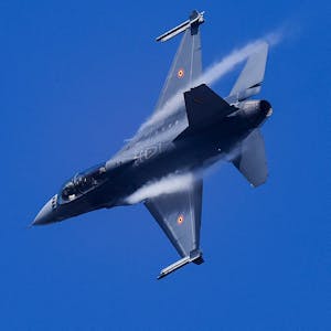 Eine F-16 der belgischen Luftwaffe nimmt an einer Nato-Übung teil. Die Ukraine erhofft sich „Dutzende“ der Kampfjets. (Archivbild)
