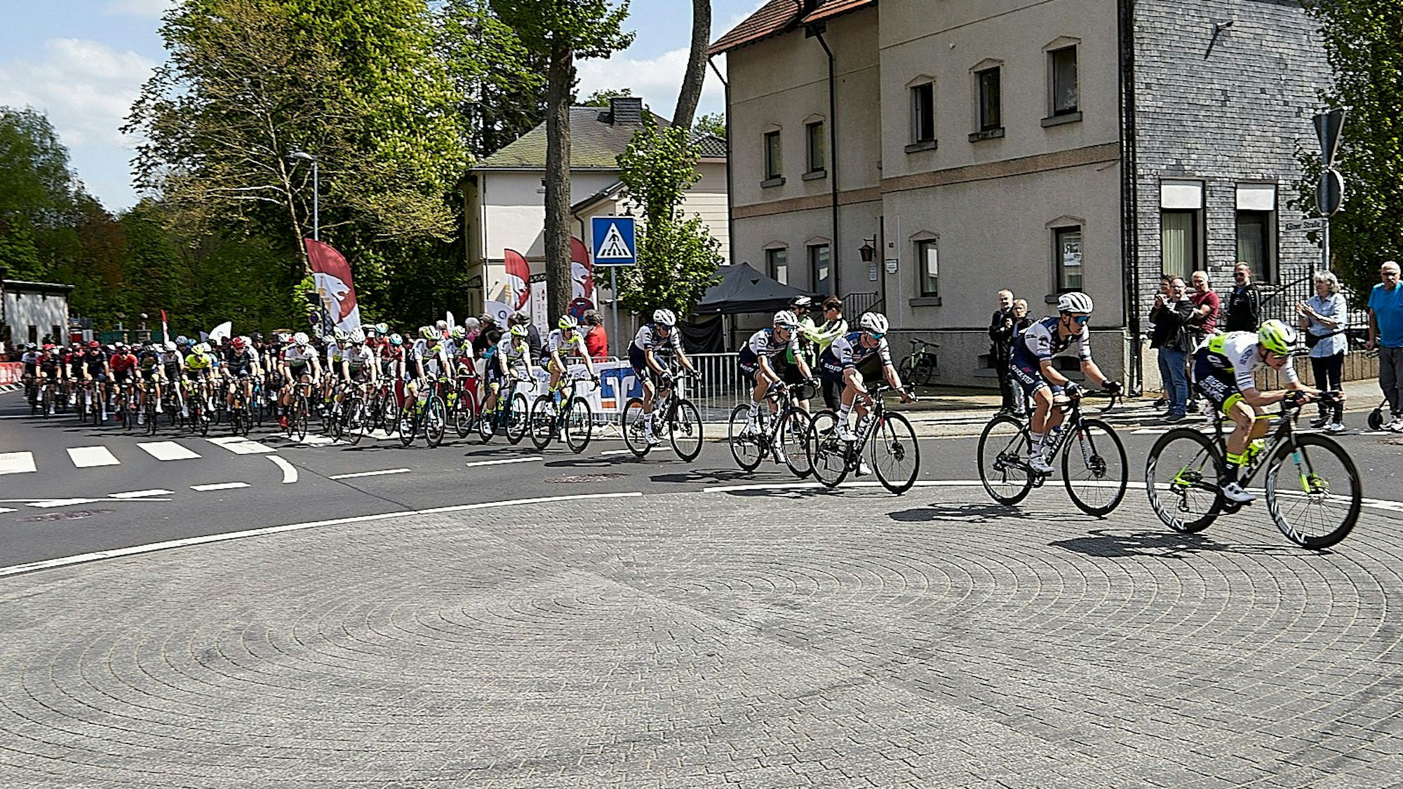 Die Rennradfahrer fahren durch Hellenthal.