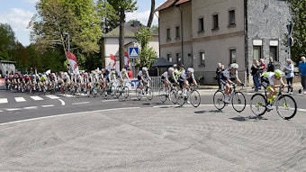 Die Rennradfahrer fahren durch Hellenthal.