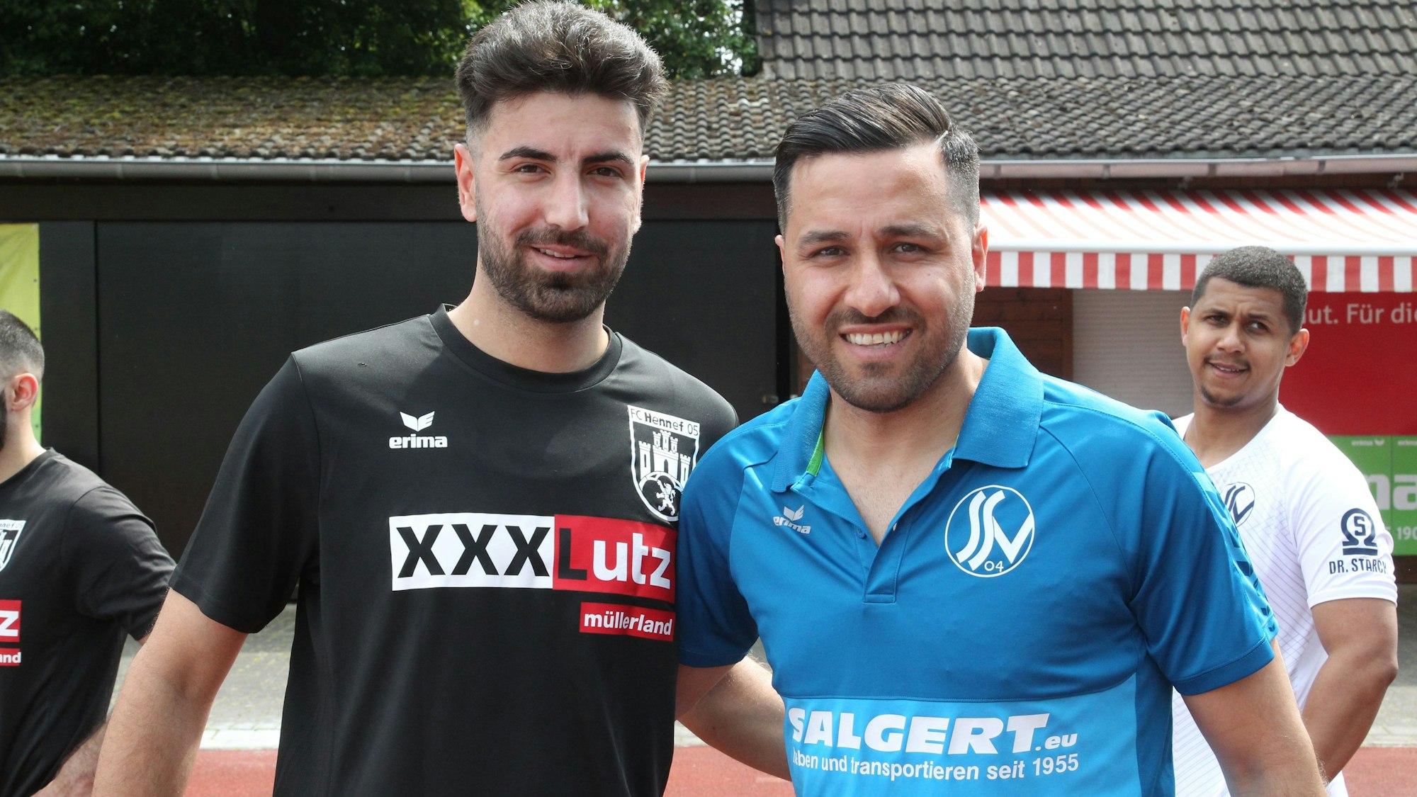 Tarik Dogan (links) vom FC Hennef und sein Cousin Mehmet vom SSV 04.