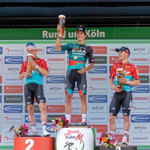 Der Niederländer Danny van Poppel (M.) vom Team Bora-hansgrohe steht bei der 105. Auflage des Radrennens „Rund um Köln “als Erstplatzierter auf dem Siegerpodium neben dem zweitplatzierten Belgier Milan Menten (l.) und dem Drittplatzierten Jasper de Buyst (r.) (beide Team Lotto Dstny).