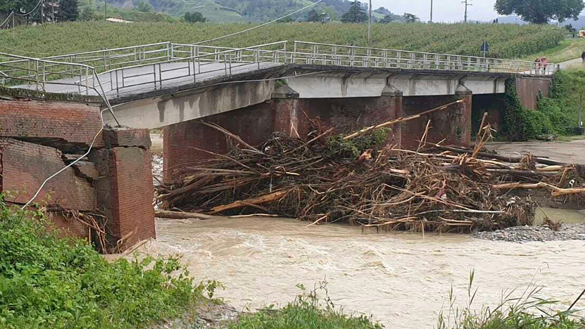 Zerstörte Brücke zwischen Dovadola and Castrocaro Terme in Emilia Romagna. Viele Dörfer sind von Autobahnen, Elektrizität abgeschnitten und haben kein Funknetz.