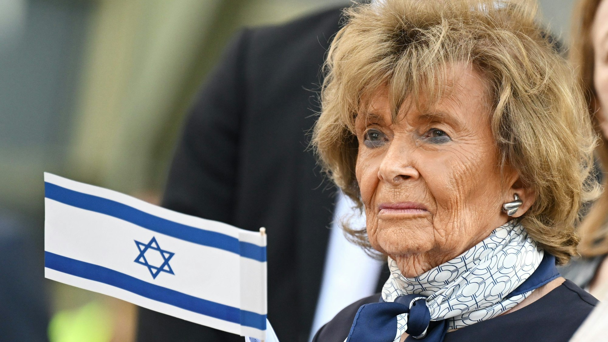 Charlotte Knobloch, frühere Präsidentin des Zentralrats der Juden in Deutschland, demonstriert vor dem Auftritt von Roger Waters in München.