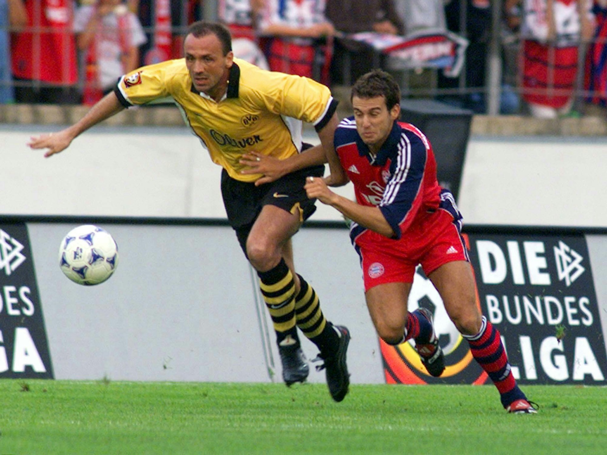 Mehmet Scholl (r) vom FC Bayern München kämpft mit Jürgen Kohler von Borussia Dortmund um den Ball.