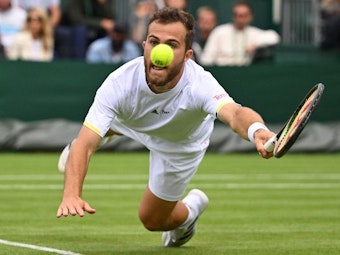 Hugo Gaston hechtet in Wimbledon zum Ball.