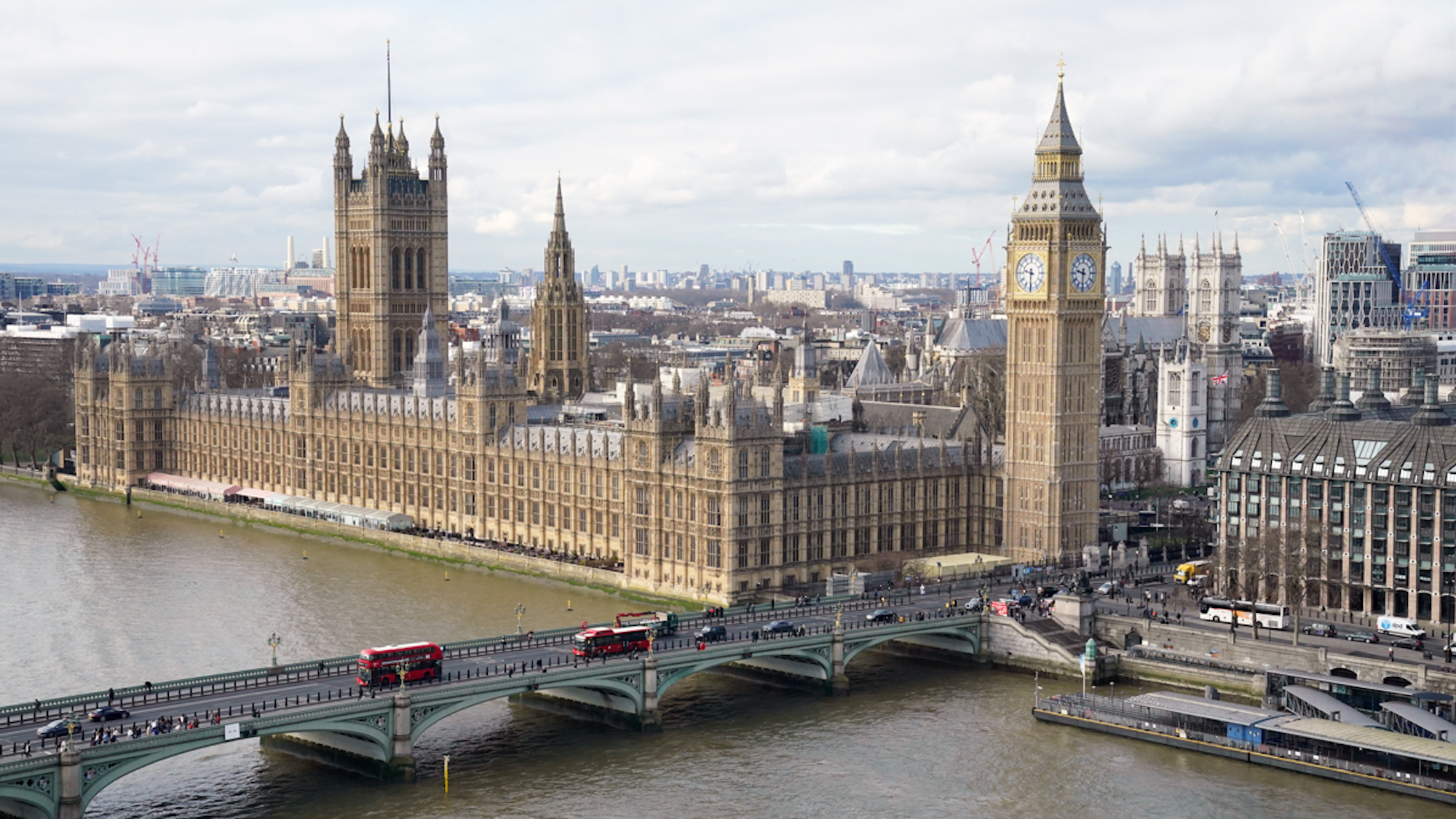 Blick auf die Stadt mit dem Big Ben (M), dem Palace of Westminster (M,l, Sitz des britischen Parlaments) und der Themse.