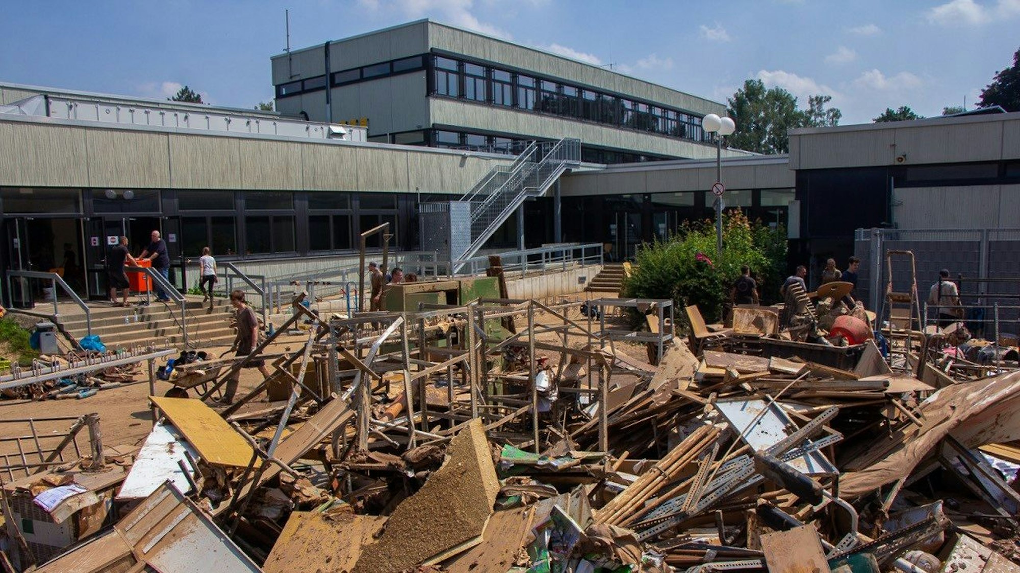 Es ist die Zerstörung nach dem Hochwasser an der Marienschule Euskirchen zu sehen.