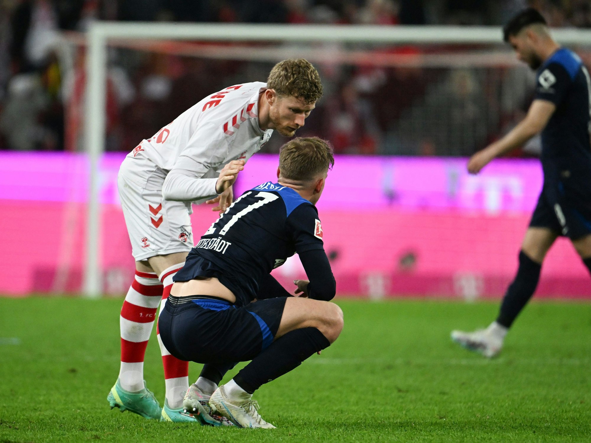 Kölns Florian Kainz spricht nach dem Spiel mit einem enttäuschten Maximilian Mittelstädt von Hertha BSC.