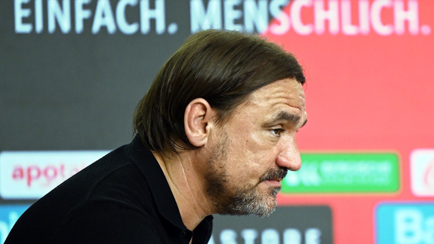 Ex-Gladbach-Trainer Daniel Farke, hier zu sehen nach dem Bundesliga-Duell (22. Mai 2023) bei Bayer Leverkusen. Farke schaut missmutig wirkend nach vorne.