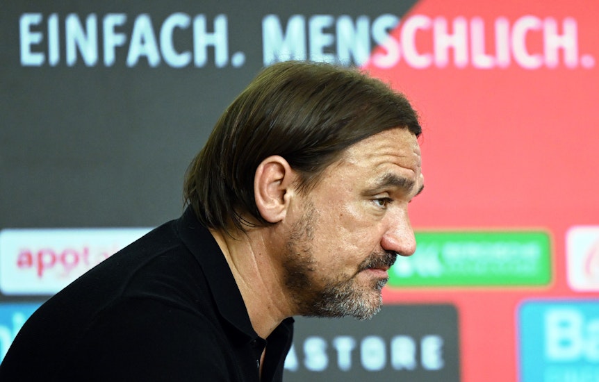 Gladbach-Trainer Daniel Farke, hier zu sehen nach dem Bundesliga-Duell (21. Mai 2023) bei Bayer Leverkusen. Farke schaut missmutig wirkend nach vorne.
