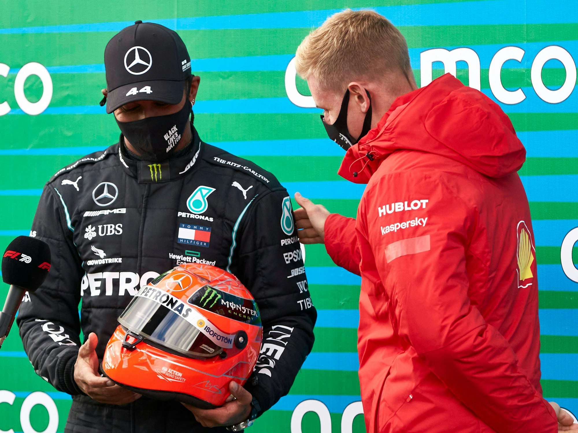 Lewis Hamilton mit einem Helm von Michael Schumacher, den er beim Eifel Grand Prix am 11. Oktober 2020 von Mick Schumacher überreicht bekam.