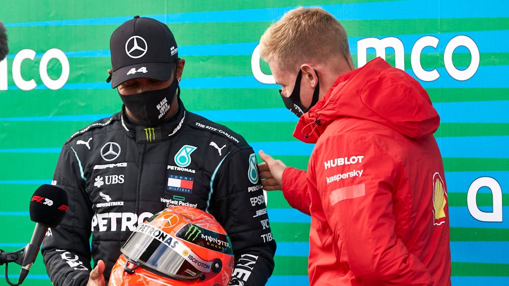 Lewis Hamilton mit einem Helm von Michael Schumacher, den er beim Eifel Grand Prix am 11. Oktober 2020 von Mick Schumacher überreicht bekam.