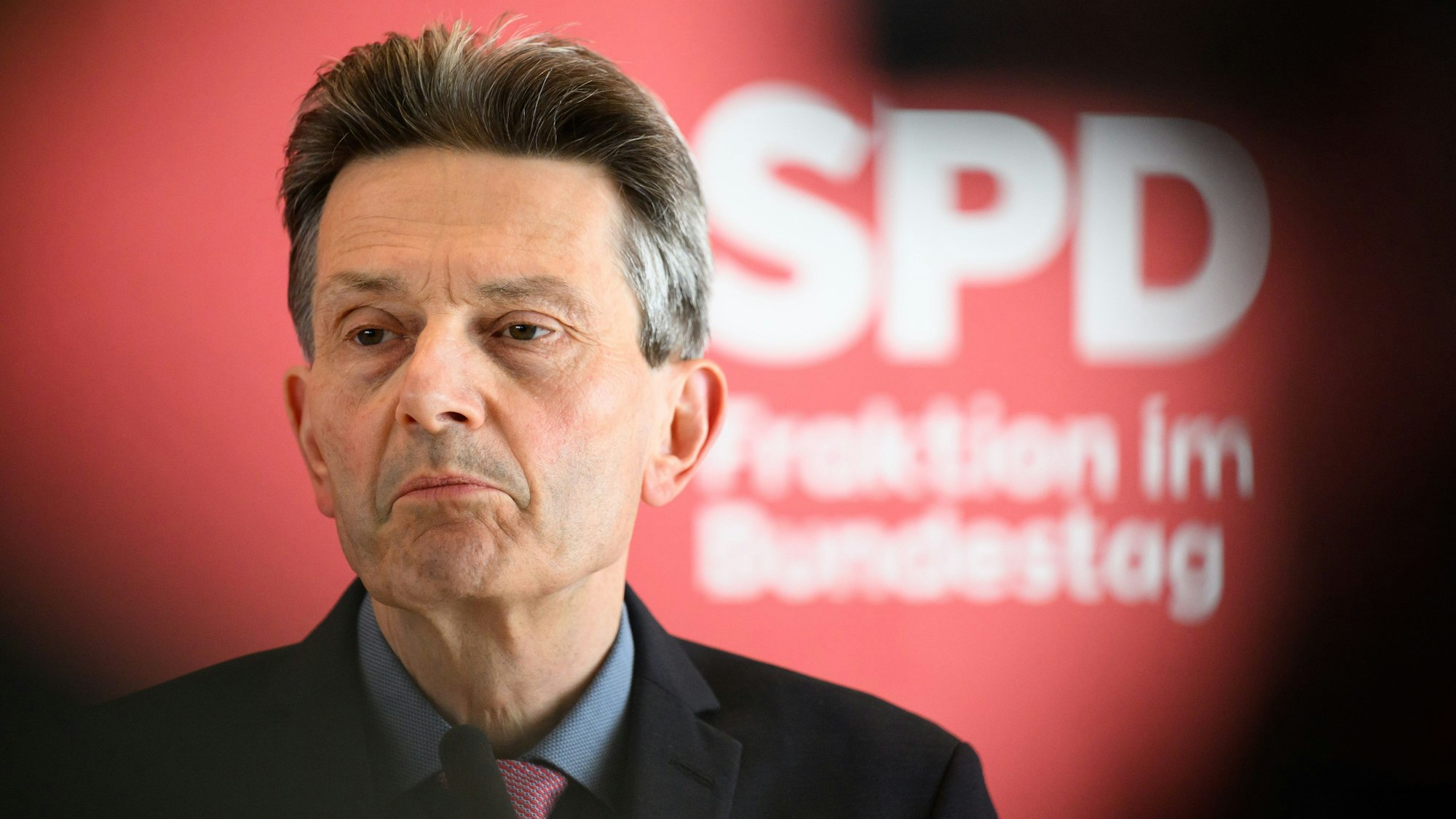 Der Kölner SPD-Politiker Rolf Mützenich. Der Vorsitzende der SPD-Bundestagsfraktion möchte sich die Kritik von Robert Habeck an der FDP nicht zu eigen machen. (Archivbild)