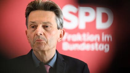 Der Kölner SPD-Politiker Rolf Mützenich. Der Vorsitzende der SPD-Bundestagsfraktion möchte sich die Kritik von Robert Habeck an der FDP nicht zu eigen machen. (Archivbild)
