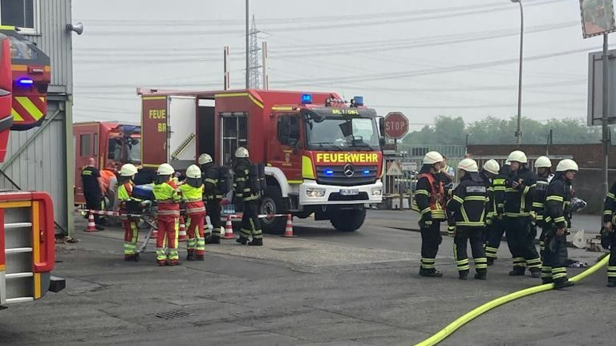 Auf dem Foto sind Feuerwehrleute beim Einsatz im Eisenwerk in Brühl zu sehen.