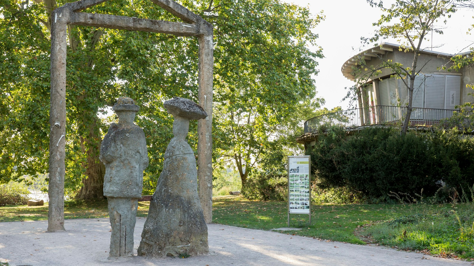Der Schlosspark in Stammheim mit einem Steinfigurenpaar