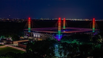 Das Rheinenergie-Stadion in Köln wird bunt ausgeleuchtet.
