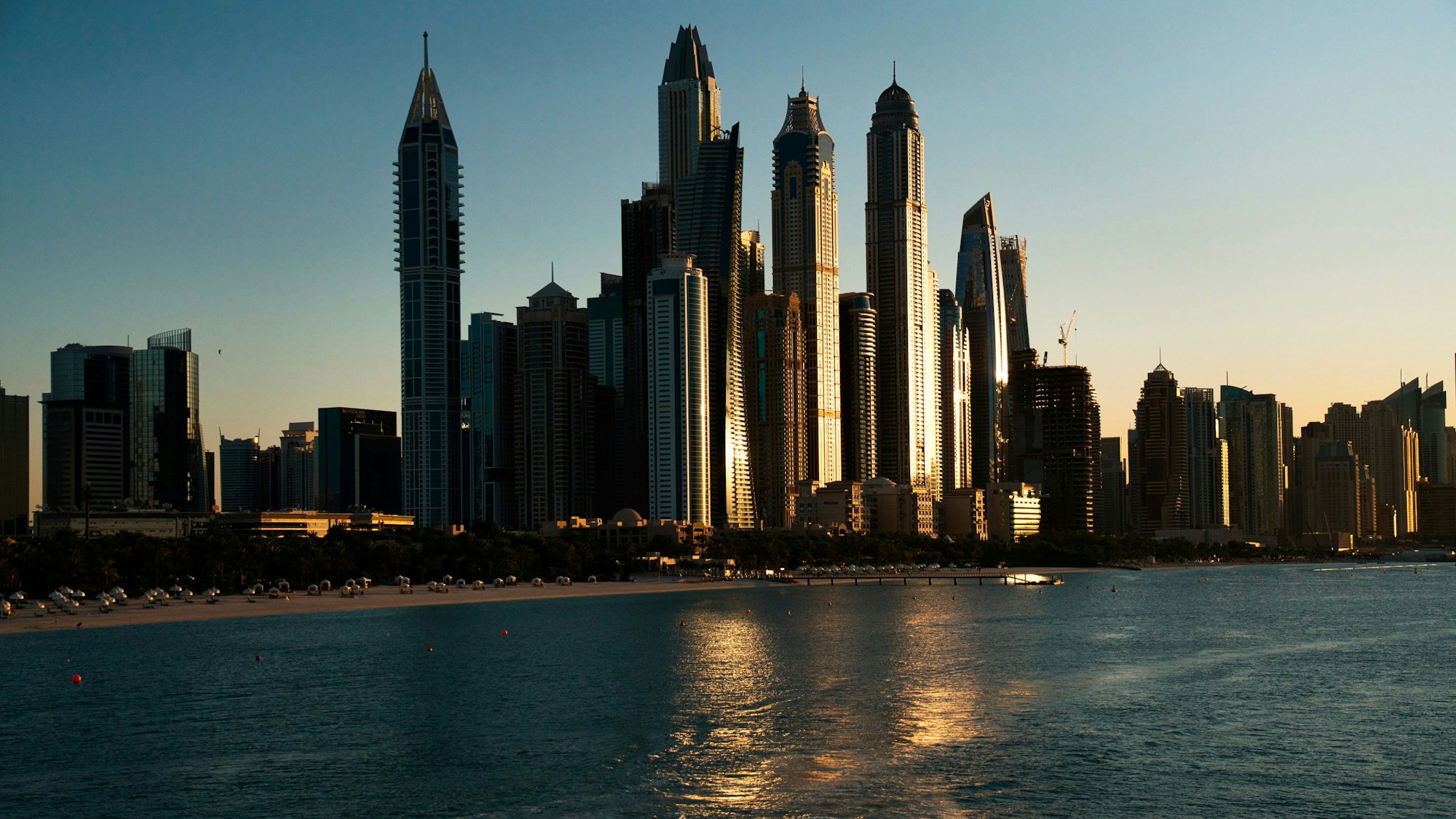 Die Hochhäuser an Dubais Küste werden von der Sonne beschienen.