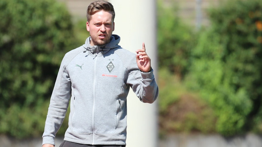 Jonas Spengler, Trainer von der Frauenmannschaft von Borussia Mönchengladbach, am28. August 2022 am Spielfeldrand.