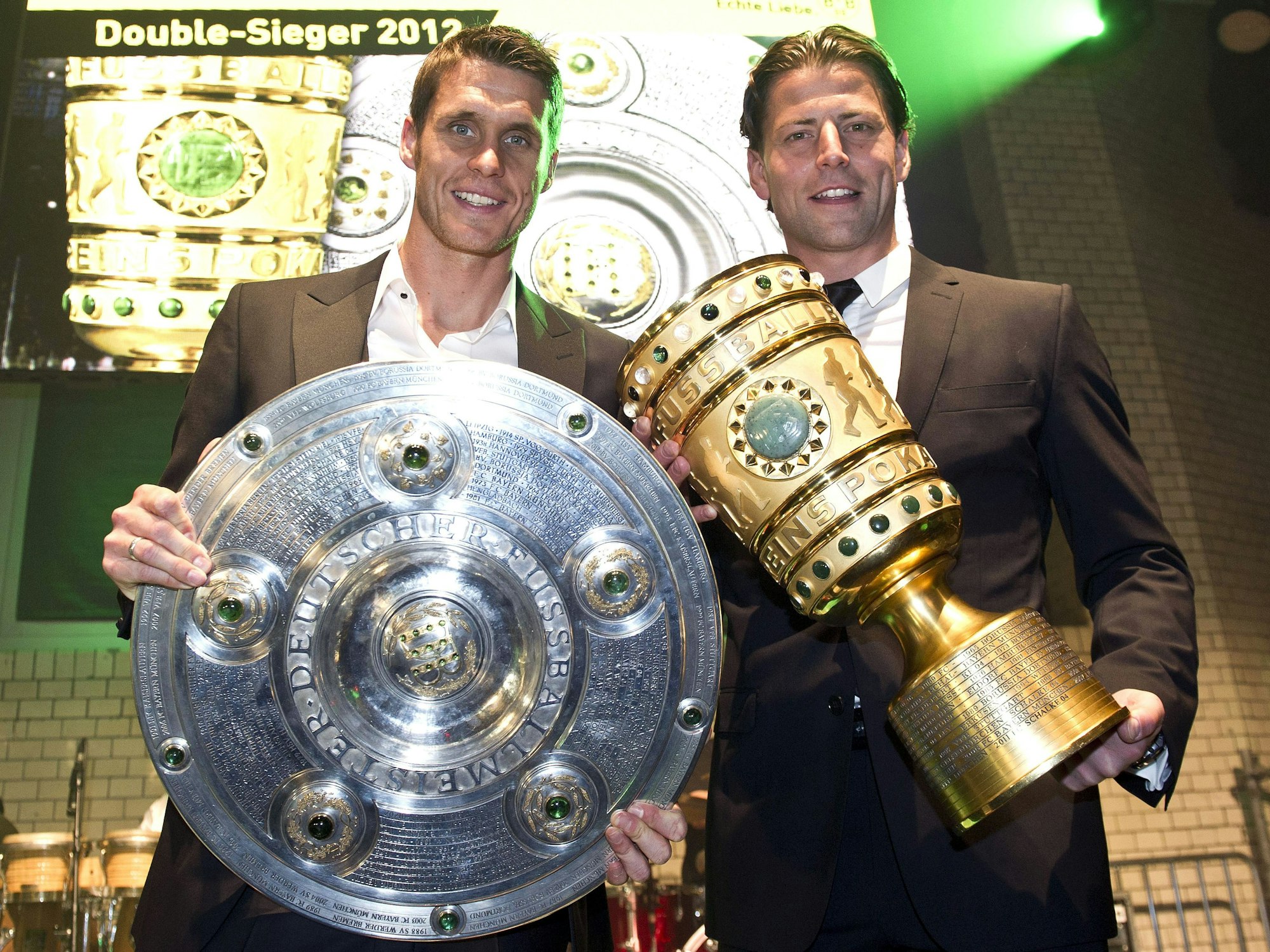 Sebastian Kehl (l.) und Torwart Roman Weidenfeller posieren mit der Meisterschale und dem DFB-Pokal.
