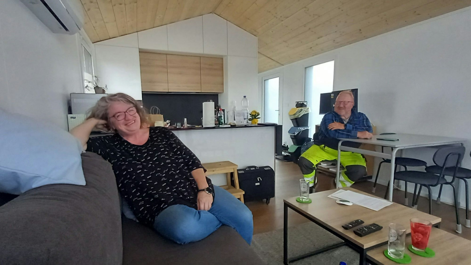 Übergangsquartier für Flutopfer: Ludwig Profittlich-Cramer und Kirsten Cramer sind mit ihrem Sohn im Tiny House in Odendorf eingezogen.