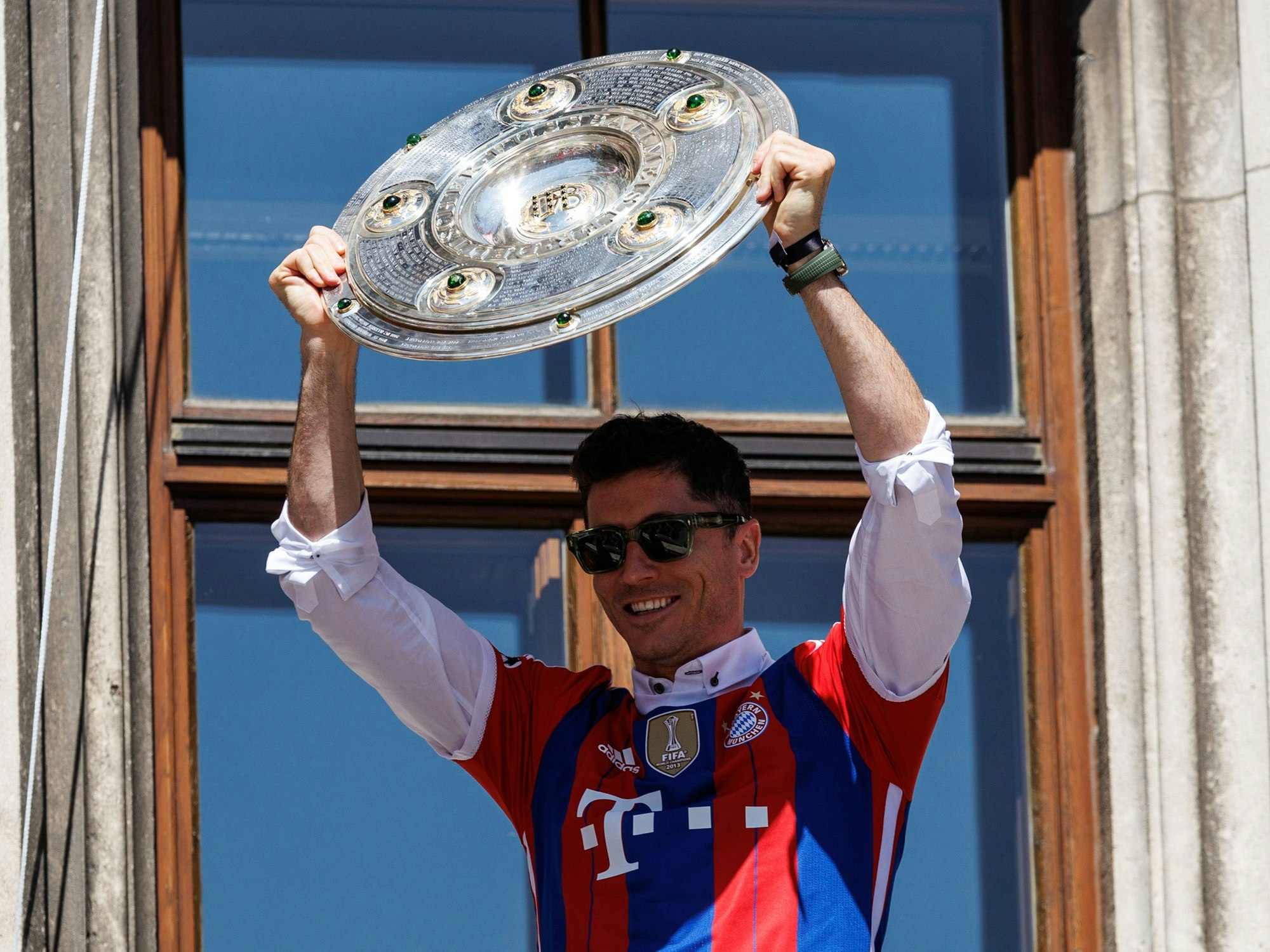 Robert Lewandowski vom FC Bayern München feiert auf dem Balkon des Rathauses am Marienplatz die deutsche Fußball-Meisterschaft.