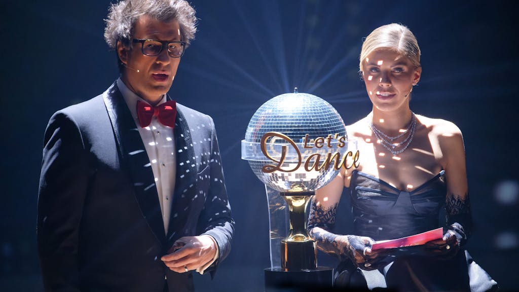 Daniel Hartwich und Victoria Swarovski stehen neben der Trophäe beim „Let's Dance“-Finale.