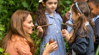 Catherine, Herzogin von Cambridge, gibt Kindern Honig zum Probieren, als sie das UrbanNature-Projekt im Natural History Museum am 22. Juni 2021 in London, England, besucht.