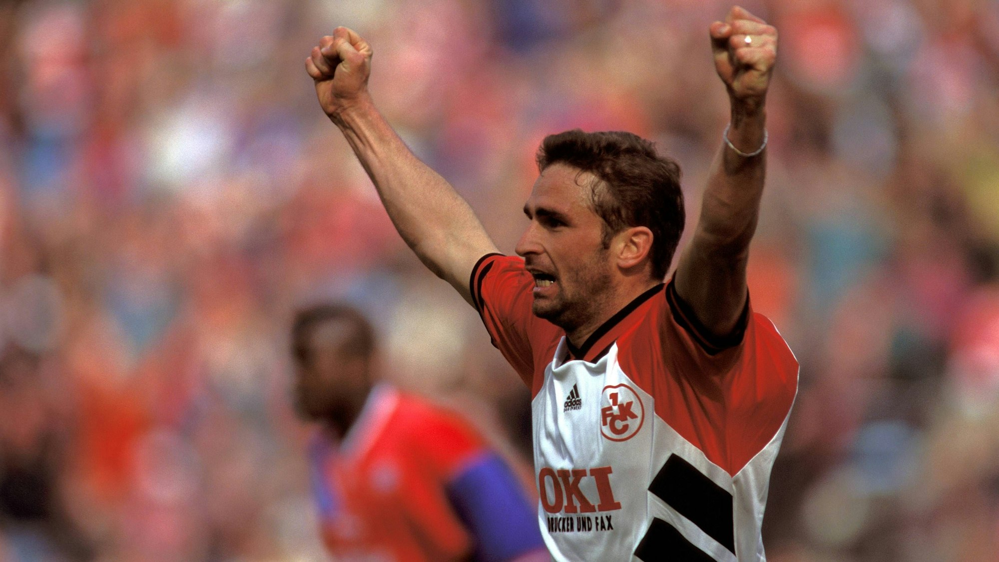 Stefan Kuntz bejubelt den Treffer seiner Mannschaft gegen den FC Bayern München am 08. April 1995