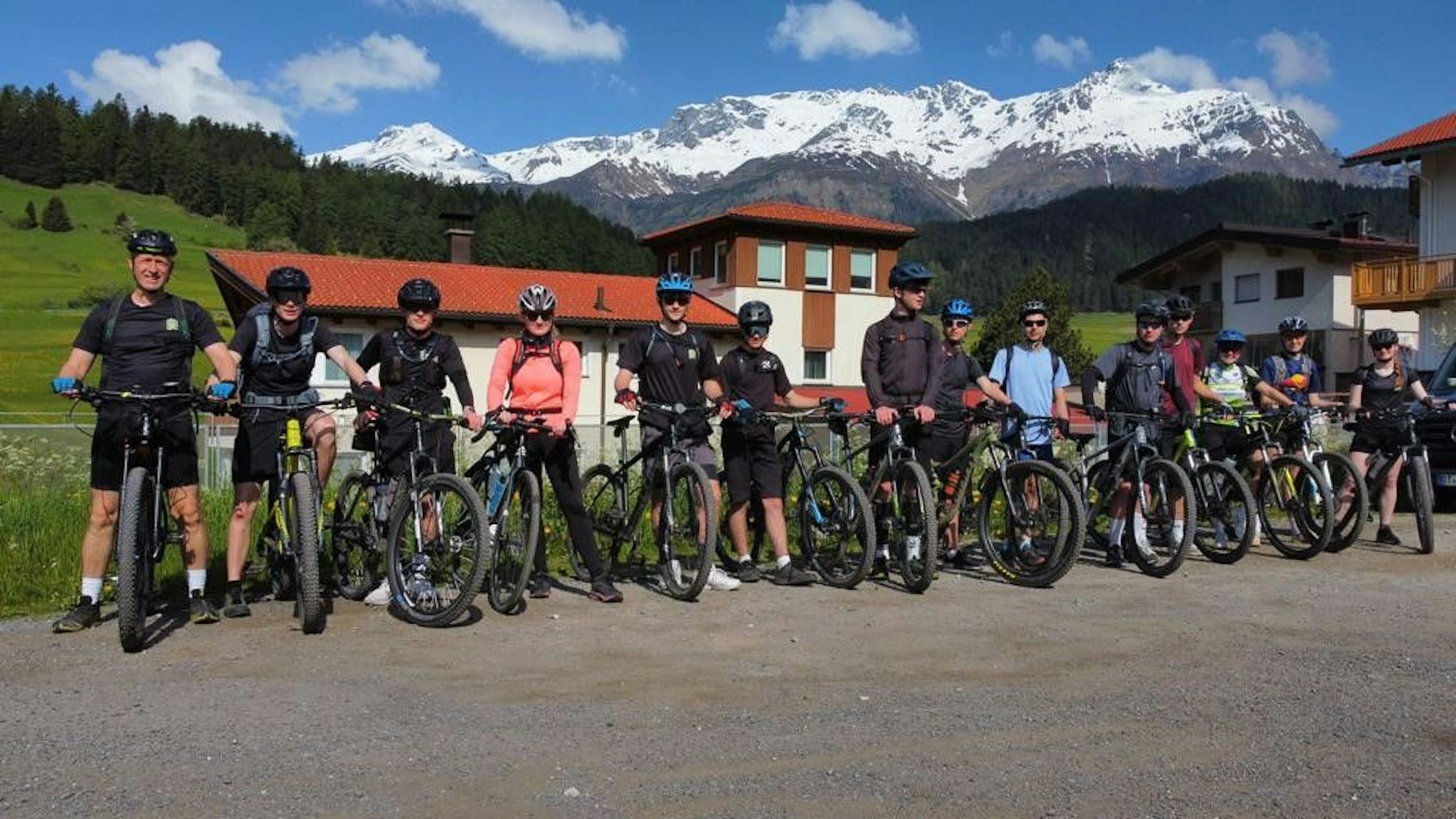 Mountainbiker vor Alpenpanorama