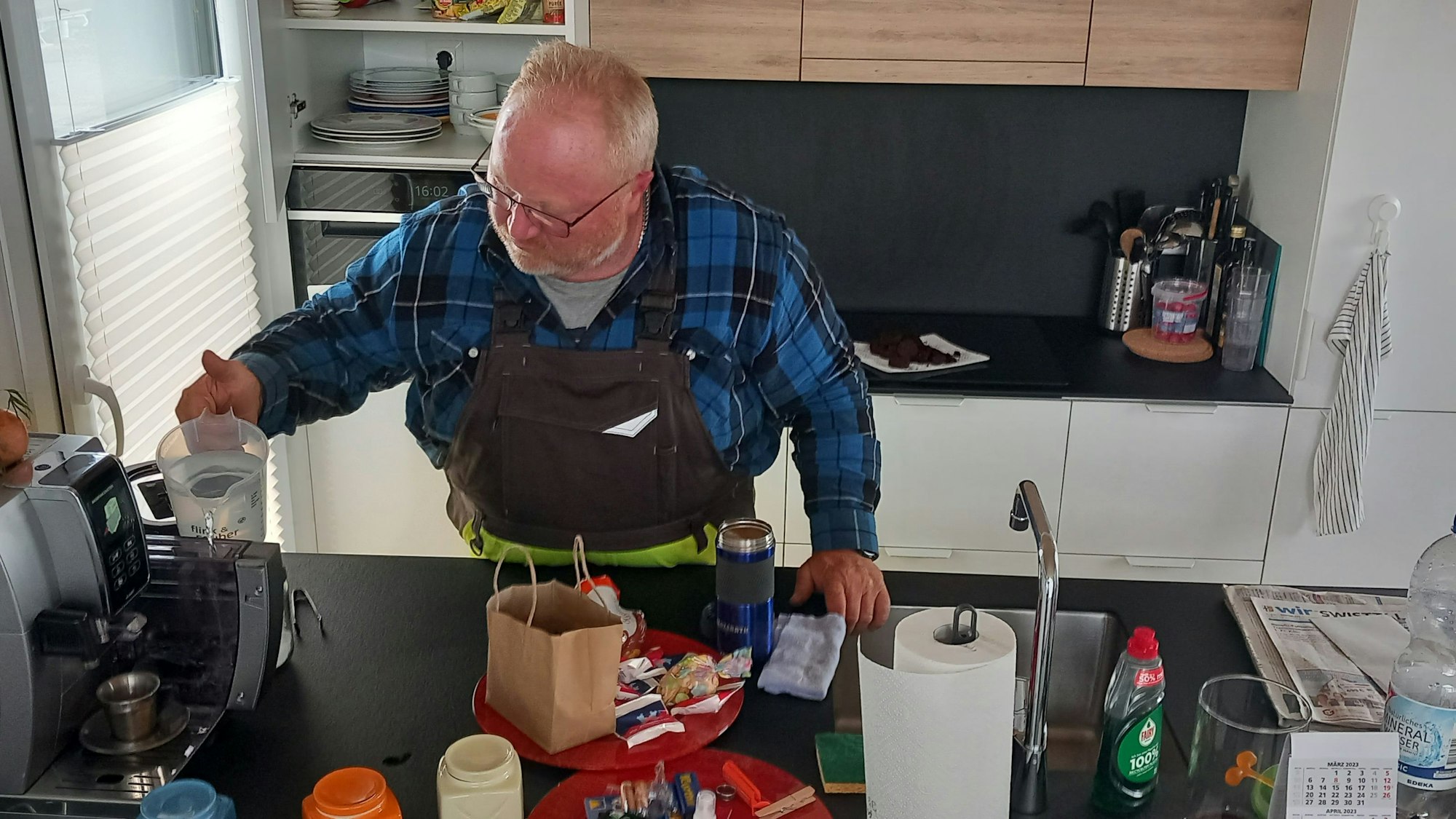 Übergangsquartier für Flutopfer: Ludwig Profittlich-Cramer kann nun Kaffee kochen, wann er will. Kaffeepulver filtert zudem Holzausdünstungen aus der Luft.