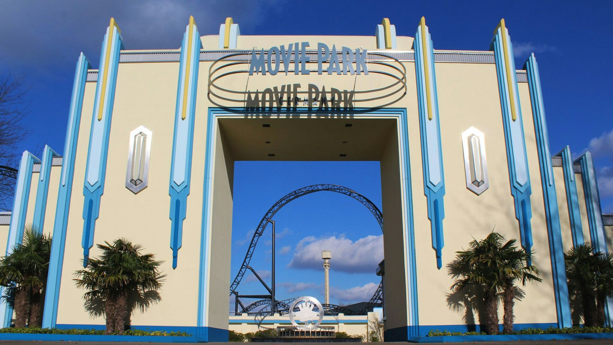 großes Eingangsportal mit der Aufschrift „Movie Park“
